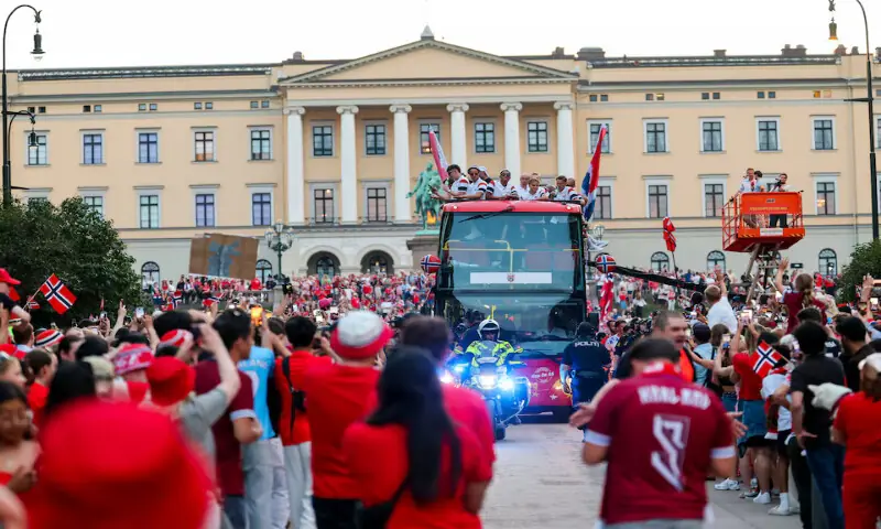 Norway's football team is applauded by a crowd at Slottsplassen after attending a reception at the palace and greeting the king, in Oslo, Norway. -- Reuters Norway's football team is applauded by a crowd at Slottsplassen after attending a reception at the palace and greeting the king, in Oslo, Norway. -- Reuters