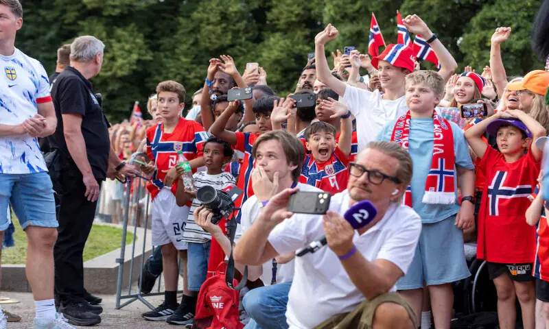 Norway's football team is greeted by the audience at Slottsplassen in Oslo, Norway. -- Reuters Norway's football team is greeted by the audience at Slottsplassen in Oslo, Norway. -- Reuters
