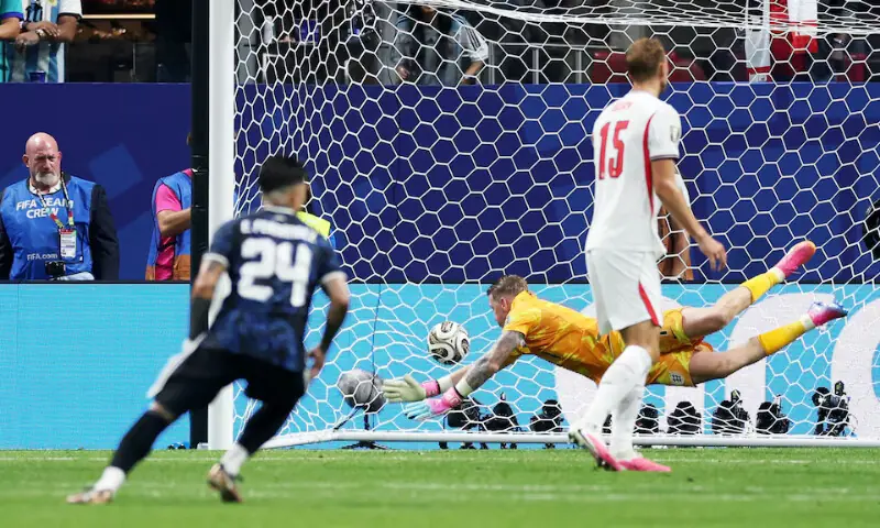 Argentina's Enzo Fernandez scores their first goal past England's Jordan Pickford. -- Reuters
