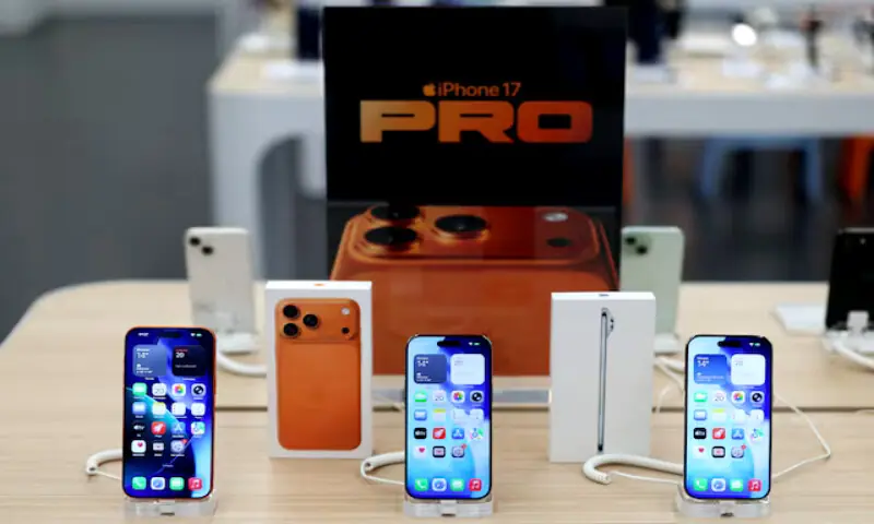 Apple's iPhone 17 smartphones are demonstrated in a store in Moscow, Russia. -- Reuters file Apple's iPhone 17 smartphones are demonstrated in a store in Moscow, Russia. -- Reuters file