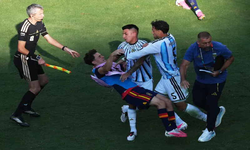 Argentina's Leandro Paredes clashes with Spain's Gavi next to assistant coach Walter Samuel. -- Reuters Argentina's Leandro Paredes clashes with Spain's Gavi next to assistant coach Walter Samuel. -- Reuters