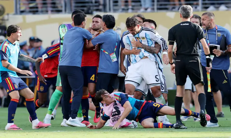 Argentina's Leandro Paredes clashes with Spain's Gavi as Argentina coach Lionel Scaloni and coaching staff clash with Spain's Eric Garcia after the match. -- Reuters Argentina's Leandro Paredes clashes with Spain's Gavi as Argentina coach Lionel Scaloni and coaching staff clash with Spain's Eric Garcia after the match. -- Reuters
