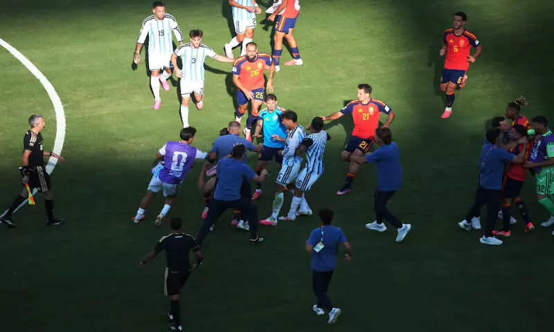 Argentina's Leandro Paredes clashes with Spain's Gavi after the match. -- Reuters Argentina's Leandro Paredes clashes with Spain's Gavi after the match. -- Reuters
