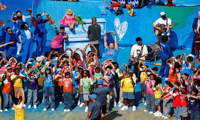 Coldplay, Sesame Street and The Muppets perform. -- Reuters Coldplay, Sesame Street and The Muppets perform. -- Reuters
