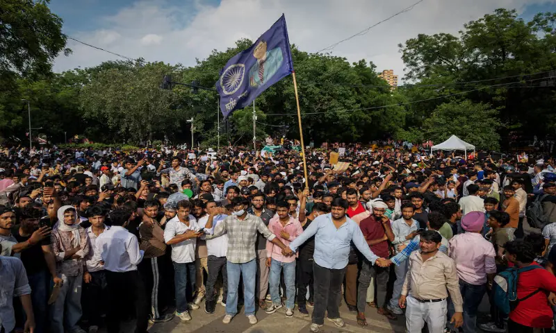 Supporters of India's Cockroach Janata Party form a human chain to control demonstrators during the ongoing protests at Jantar Mantar in New Delhi, India. -- Reuters Supporters of India's Cockroach Janata Party form a human chain to control demonstrators during the ongoing protests at Jantar Mantar in New Delhi, India. -- Reuters