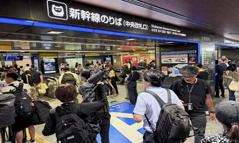 The crowded Hakata JR station in Fukuoka, southern Japan, after Kyushu Shinkansen operations were suspended due to an earthquake on Tuesday. -- Reuters