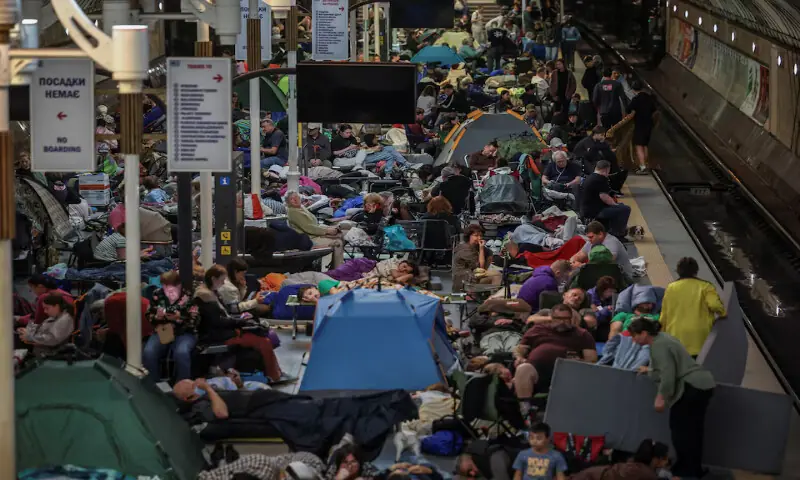 People take shelter inside an overcrowded metro station during a Russian missile and drone strike in Kyiv, Ukraine, on Thursday. -- Reuters People take shelter inside an overcrowded metro station during a Russian missile and drone strike in Kyiv, Ukraine, on Thursday. -- Reuters
