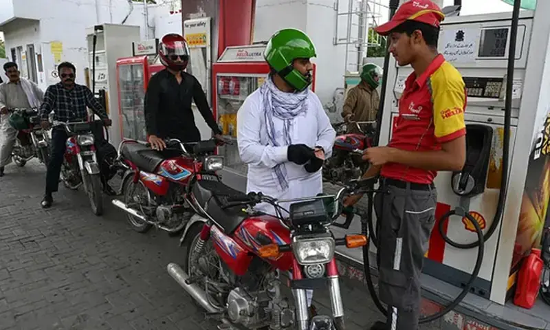 پیٹرولیم مصنوعات مزید سستی، حکومت نے نئی قیمتوں کا اعلان کردیا