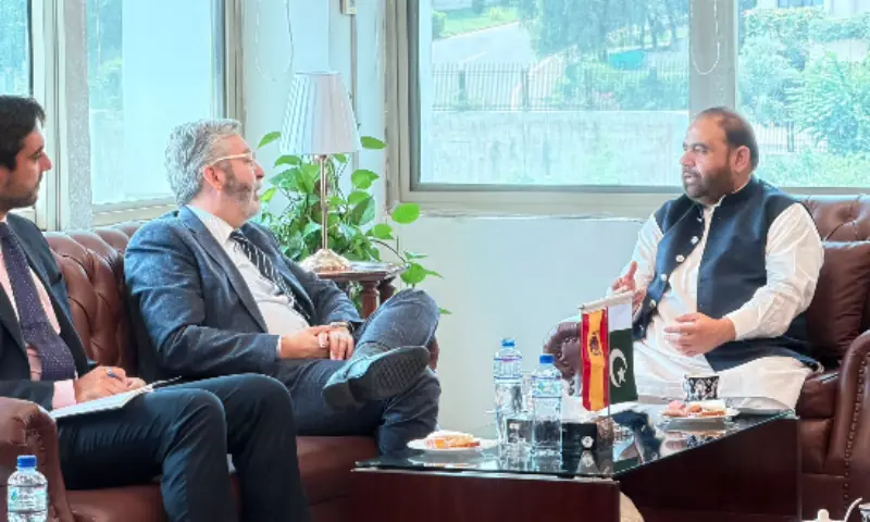 Federal Minister for National Heritage and Culture, Aurangzeb Khan Khichi and Ambassador of Spain to Pakistan, Carlos Arag&oacute;n Gil de la Serna. -- APP