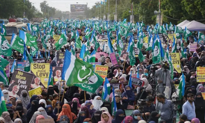 Jamaat-e-Islami workers stage protests and sit-ins at several locations in Karachi on Friday. Screengrab/Aaj TV