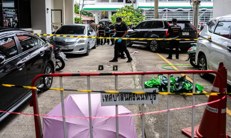 Forensic police officers inspect the shooting site in Nonthaburi province, on the outskirts of Bangkok, Thailand. -- Reuters Forensic police officers inspect the shooting site in Nonthaburi province, on the outskirts of Bangkok, Thailand. -- Reuters
