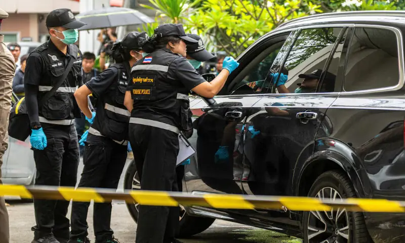 Forensic police officers inspect the site of the shooting in Nonthaburi province, on the outskirts of Bangkok, Thailand. -- Reuters Forensic police officers inspect the site of the shooting in Nonthaburi province, on the outskirts of Bangkok, Thailand. -- Reuters