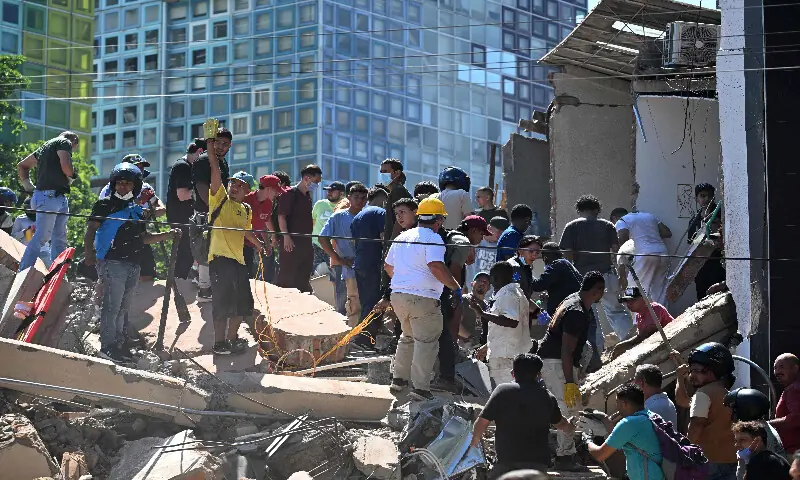 People look for survivors amid the rubble of a collapsed building after an earthquake in Cali, Colombia on August 10, 2026. AFP