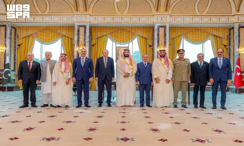 Turkish President Tayyip Erdogan, Saudi Crown Prince Mohammed bin Salman, and Pakistan's Prime Minister Shehbaz Sharif, accompanied by their ministers of Foreign Affairs and Defence, pose after signing a joint defence agreement in Mecca, Saudi Arabia. -- Reuters