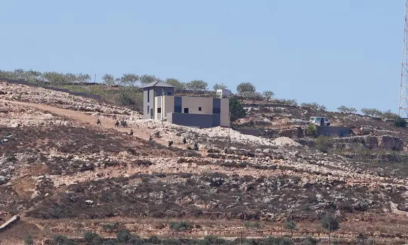 Israeli army soldiers near a Palestinian house which was besieged by Israeli settlers in Qusra village in the Israeli-occupied West Bank. -- Reuters
