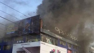 Fire breaks out in Hafiz Centre Lahore due to short circuit