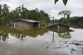 Thousands homeless as Sri Lanka floods death toll hits 17