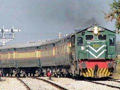 Karachi bound train derails near Hyderabad