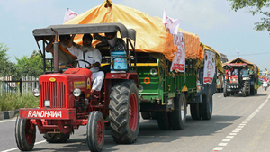 Tens of thousands of farmers vow defiance over India laws