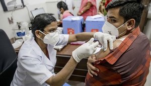 سندھ:کورونا،  17 سال یا زائد عمر کے طالبعلموں کو ویکسین لگانے کا فیصلہ