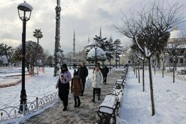 Istanbul airport to remain closed due to heavy snow
