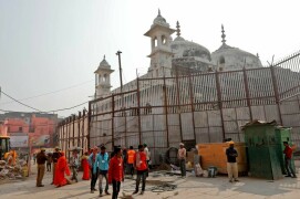 India&rsquo;s top court revokes ban on large prayer gatherings in mosque