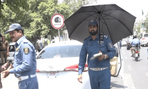 لاہور میں ٹریفک کنٹرول کرنے والوں کی تعداد کتنی ہے؟