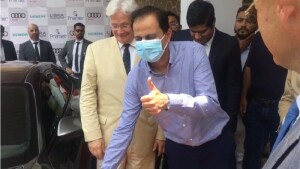 ایڈمنسٹریٹر کراچی و جرمن سفیر نے الیکٹرانک کار چارجنگ اسٹیشن کا افتتاح کردیا