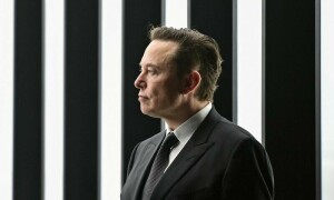 Elon Musk breaks silence on Twitter, posts a picture with the pope