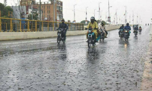Heavy rains lash parts of Karachi, more expected