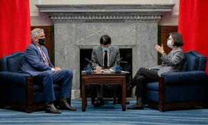 Taiwan touts &lsquo;democracy chips&rsquo; in meeting with US state governor