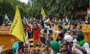 ہزاروں احتجاجی کسانوں کی نئی دہلی میں &ldquo;رکاوٹ توڑ&rdquo; واپسی، مودی کیخلاف مظاہرے