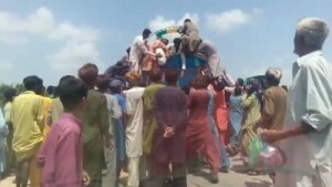 Flood victims loot relief truck near Thatta