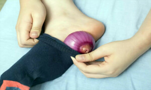 سوتے وقت اپنے موزوں میں پیاز رکھیں اور کمال دیکھیں