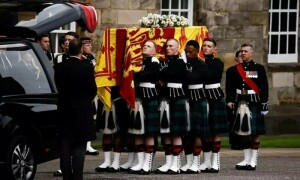 Queen leaves Scotland for final time, bound for London