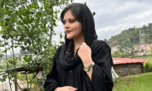 حِجاب نہ پہننےپرگرفتار کی جانےوالی ایرانی خاتون چل بسی
