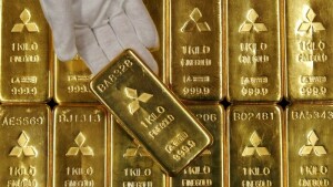 Gold prices dip as Fed policy meet takes center stage
