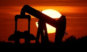 Oil prices slip as dollar scales new peak