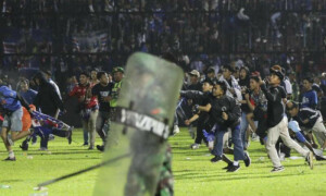 انڈونیشیا: فٹبال میچ کے بعد تماشائیوں میں بدترین جھڑپیں، 174 ہلاک
