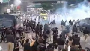 Peshawar police fire tear gas, baton charge govt teachers
