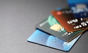کریڈٹ کارڈ کا استعمال ڈیبٹ کارڈ کے مقابلے نقصان دہ کیوں؟