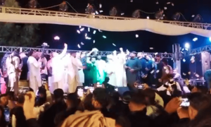 عارف لوہار کی پرفارمنس کے دوران اسٹیج گرگیا