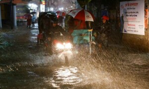 Cyclone lashes Bangladesh killing nine, flooding low-lying areas