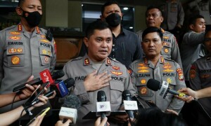 Indonesia police detain woman carrying gun outside presidential palace