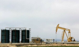 Oil dips on US crude stock build, supply worries limit losses