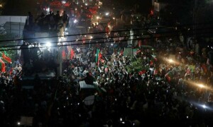 PTI long march 2.0: Workers start arriving at Shahdara Chowk