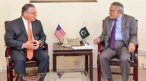Ishaq Dar meets US Ambassador Blome, discusses flood losses