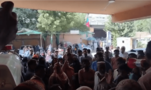 سرکاری اسپتال میں ملازمین اور تیمارداروں کے درمیان ہاتھا پائی