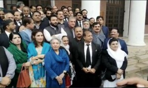 عمران حملہ کیس: پی ٹی آئی نے جوڈیشل کمیشن کیلئے سپریم کورٹ سے رجوع کرلیا