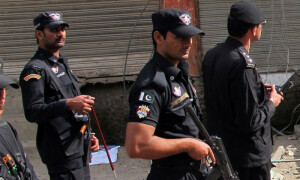 غیر قانونی اسلحے کی ترسیل پر کراچی پولیس کے دو اہلکار گرفتار